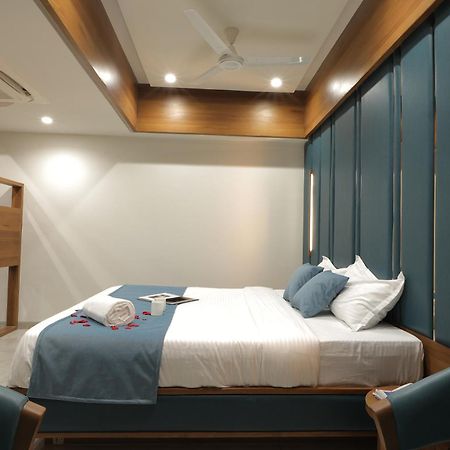 Plenteous Inn 阿穆达巴 外观 照片