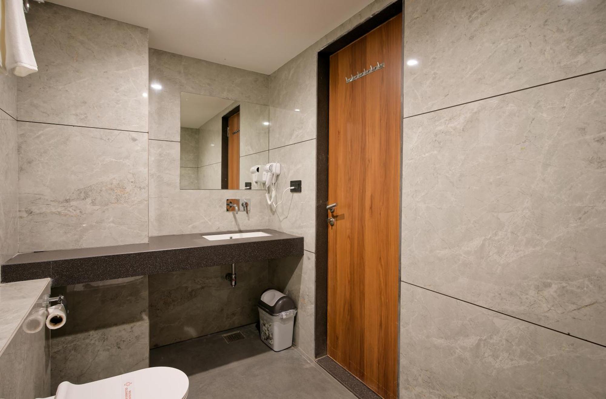 Plenteous Inn 阿穆达巴 外观 照片