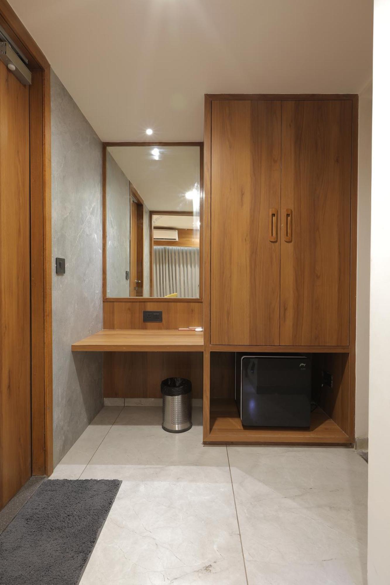 Plenteous Inn 阿穆达巴 外观 照片