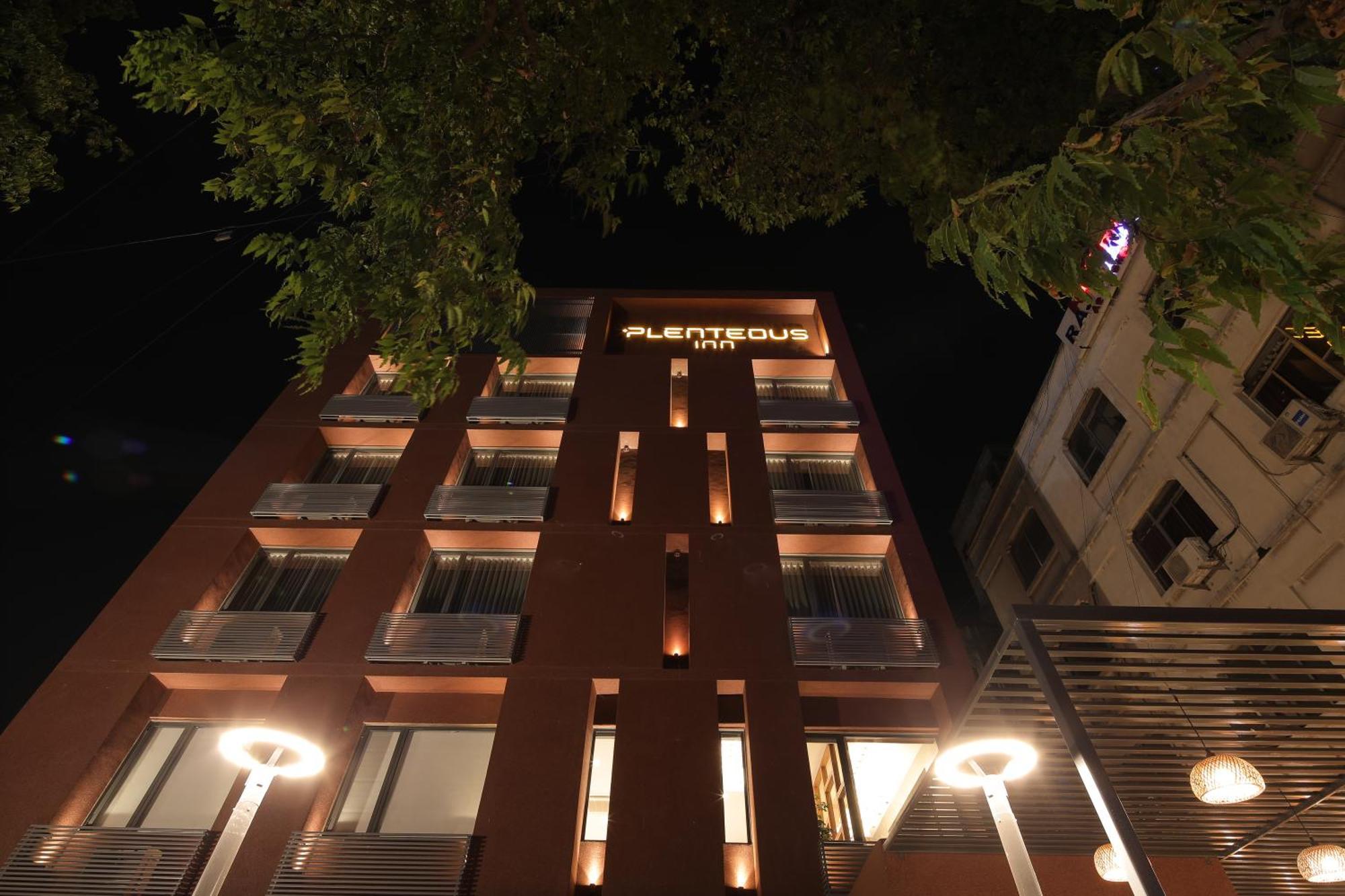 Plenteous Inn 阿穆达巴 外观 照片