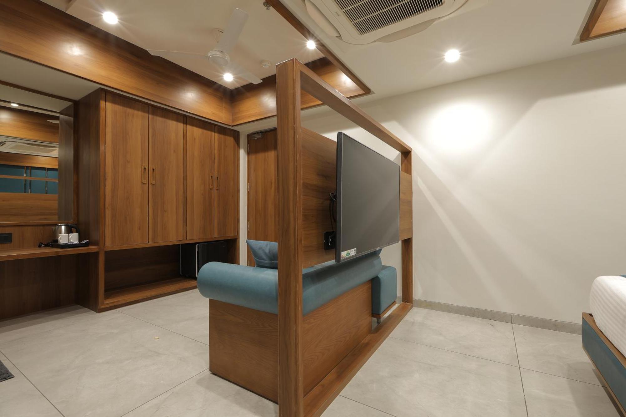 Plenteous Inn 阿穆达巴 外观 照片