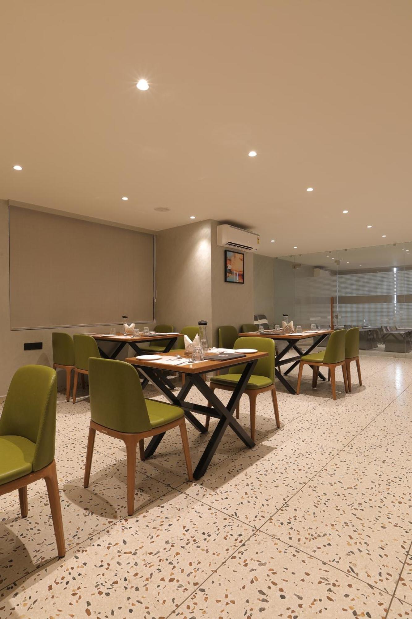 Plenteous Inn 阿穆达巴 外观 照片