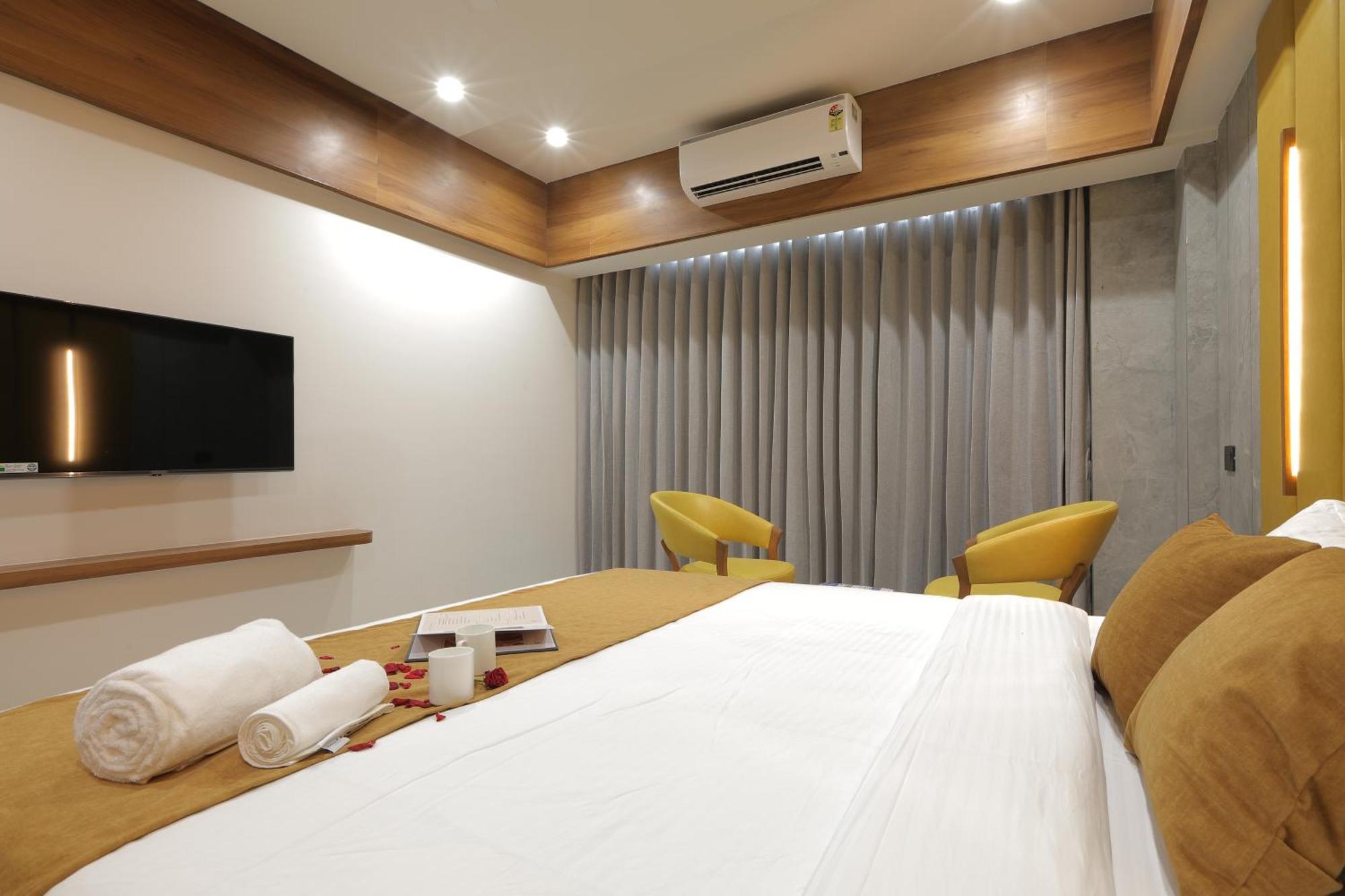 Plenteous Inn 阿穆达巴 外观 照片