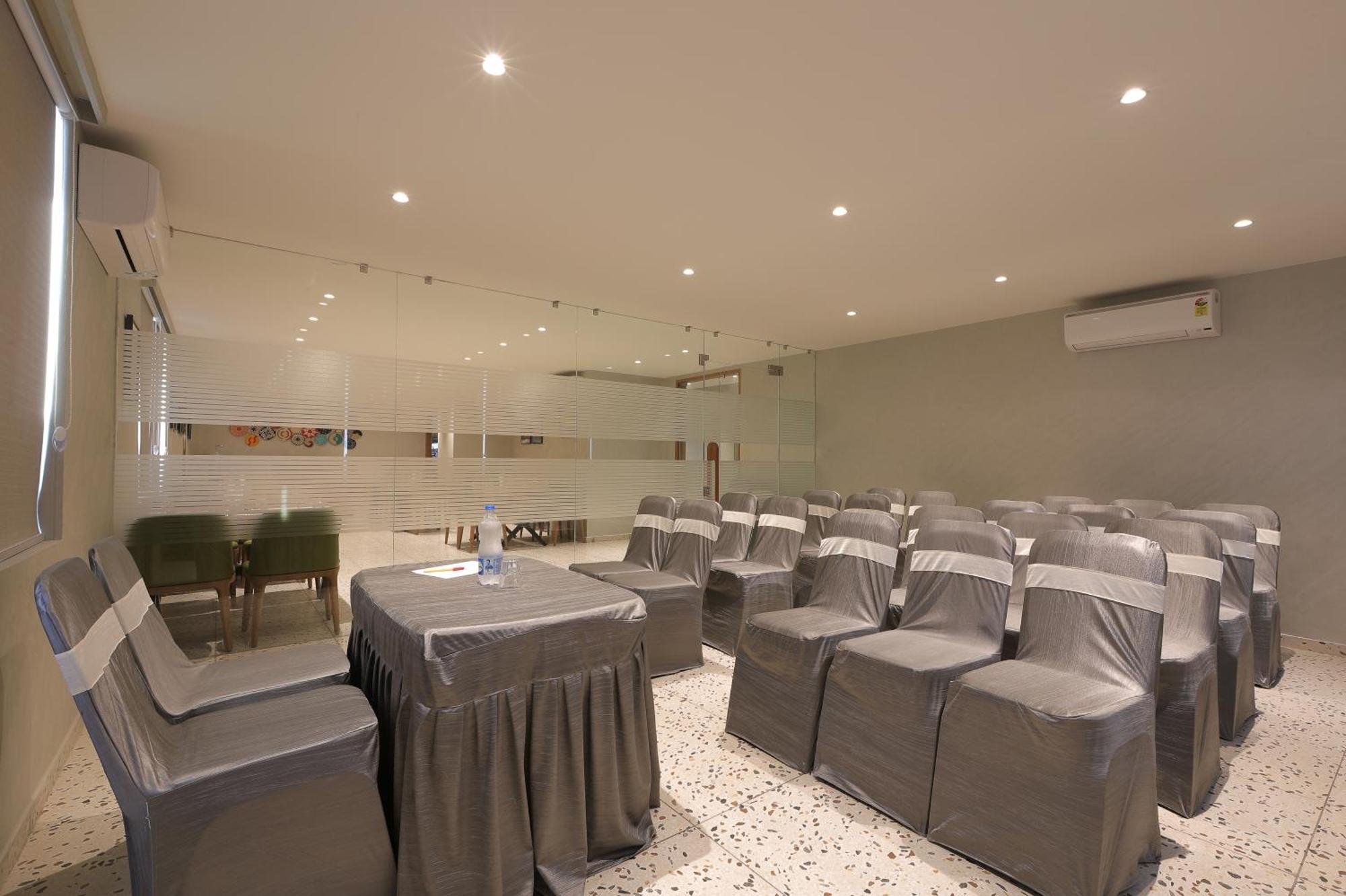 Plenteous Inn 阿穆达巴 外观 照片