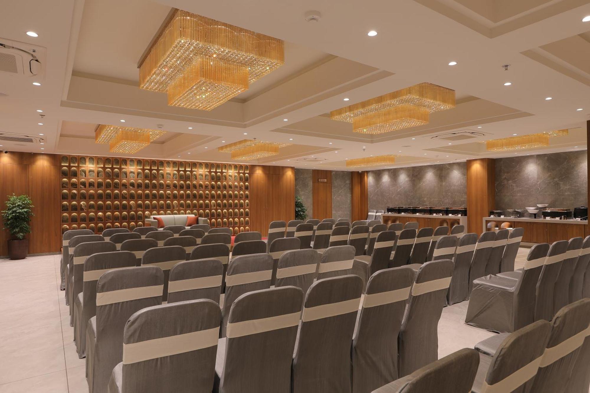 Plenteous Inn 阿穆达巴 外观 照片