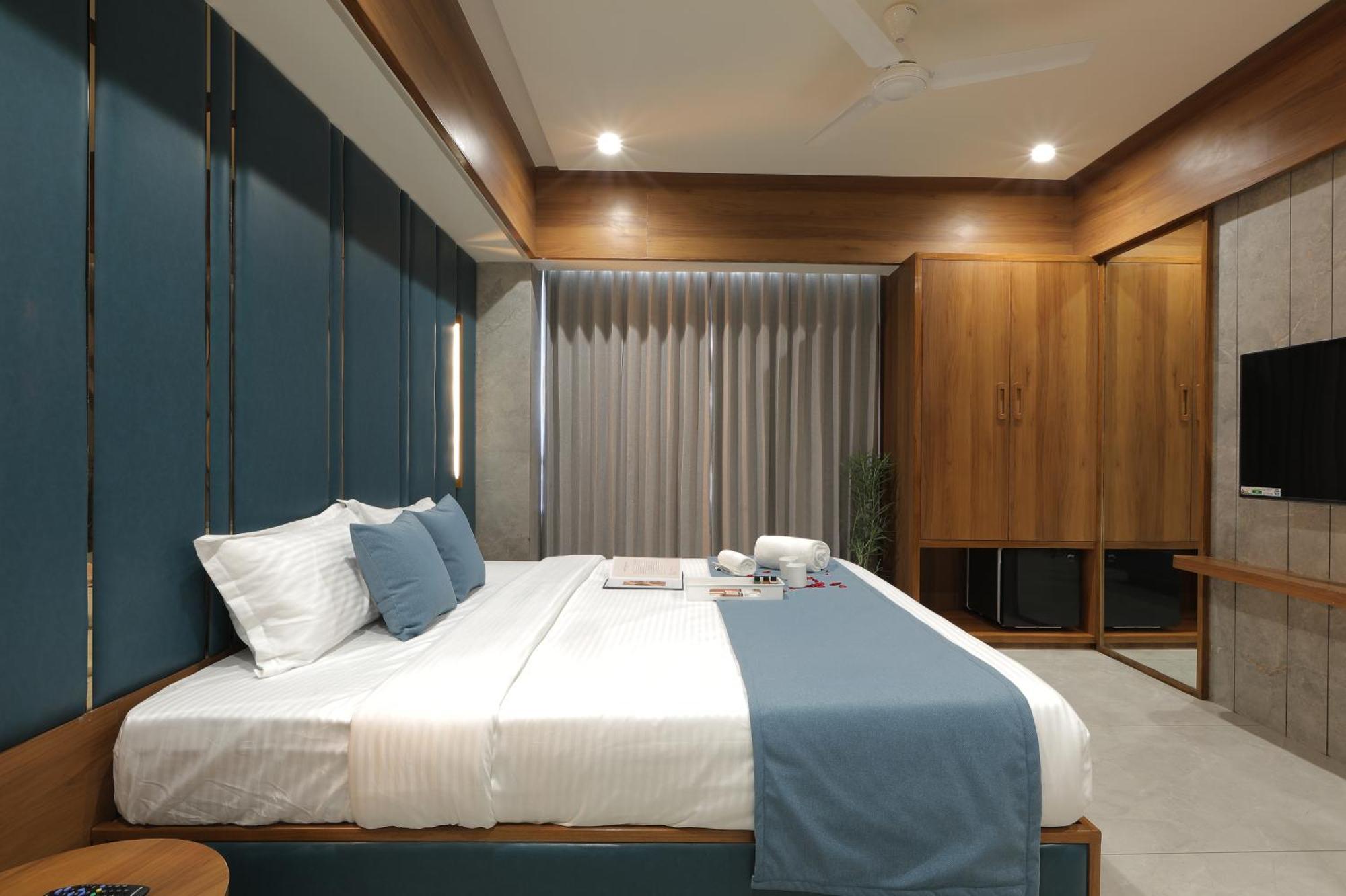 Plenteous Inn 阿穆达巴 外观 照片