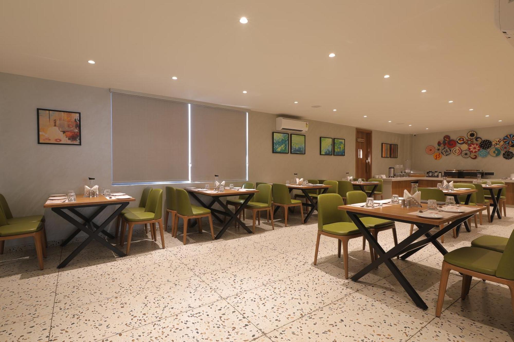 Plenteous Inn 阿穆达巴 外观 照片