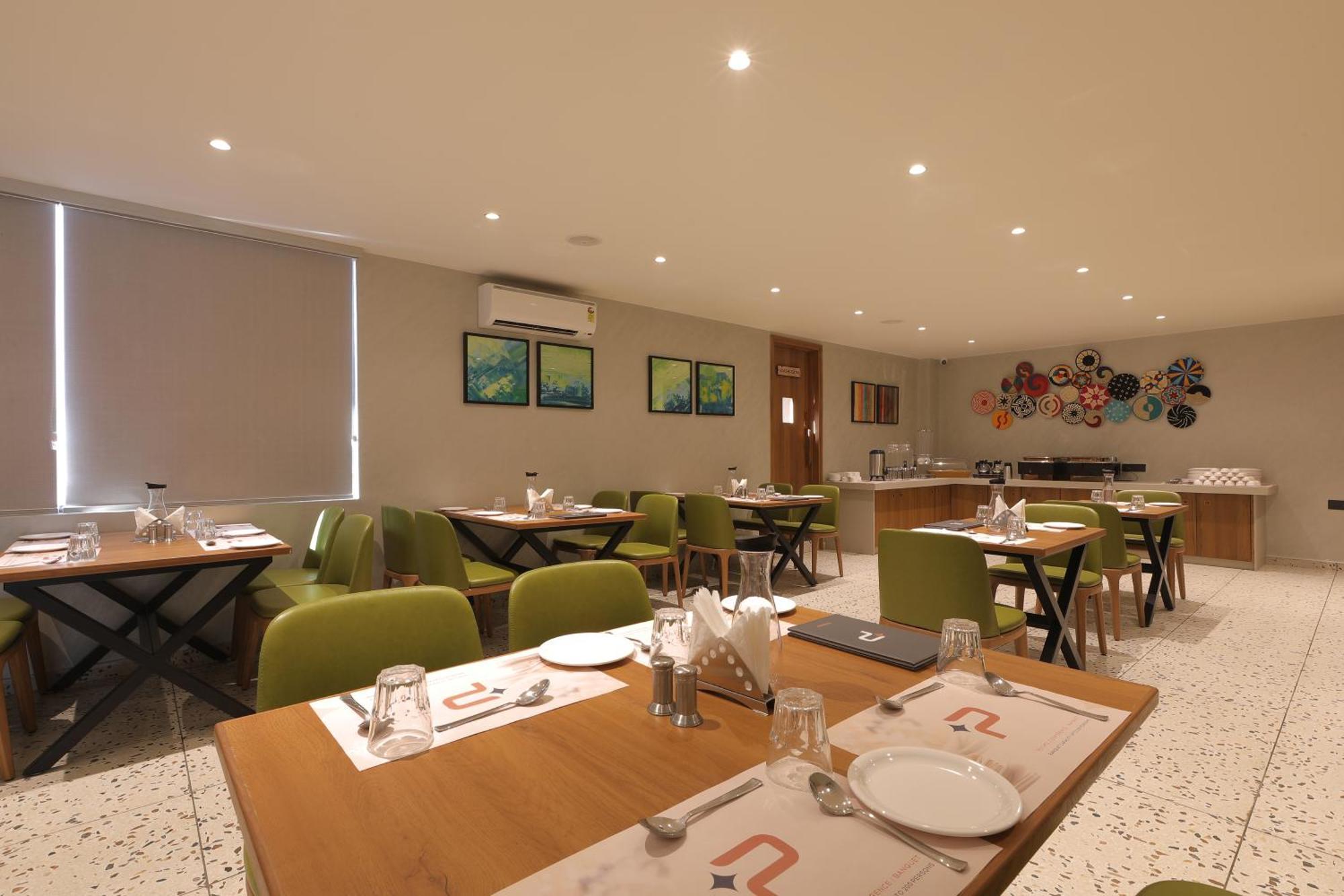 Plenteous Inn 阿穆达巴 外观 照片