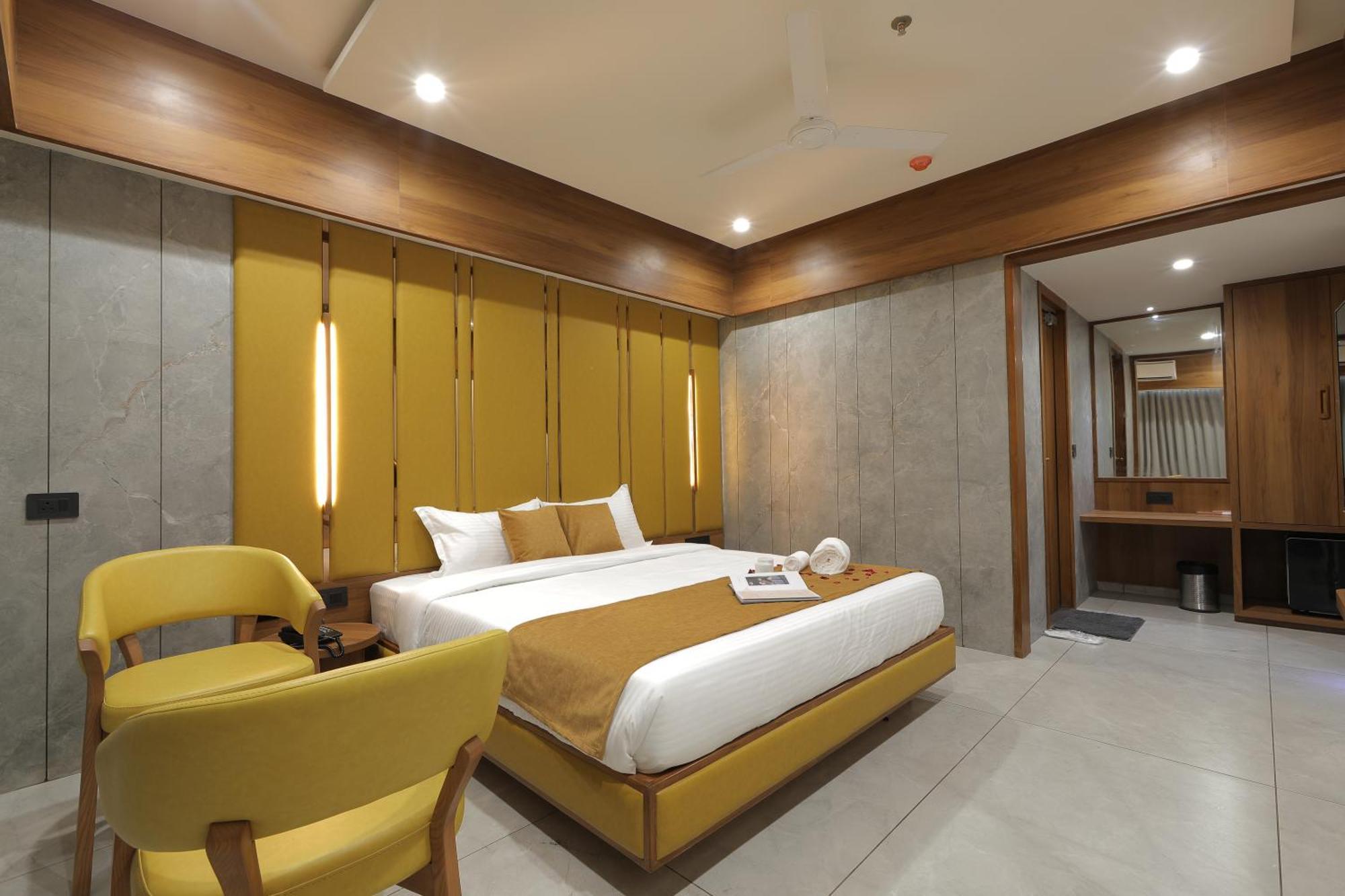 Plenteous Inn 阿穆达巴 外观 照片