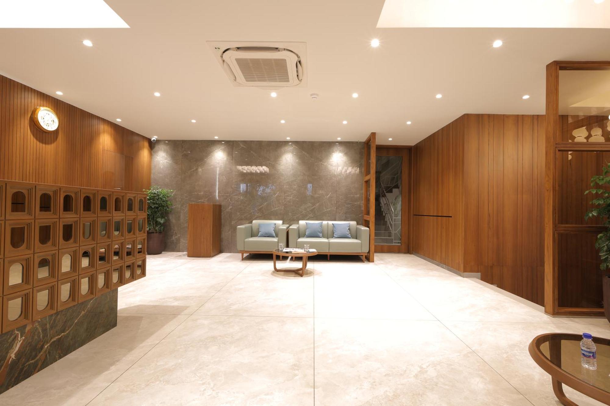 Plenteous Inn 阿穆达巴 外观 照片