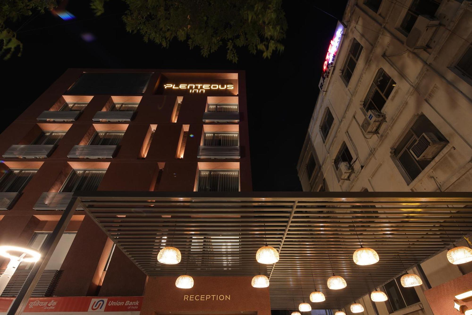 Plenteous Inn 阿穆达巴 外观 照片