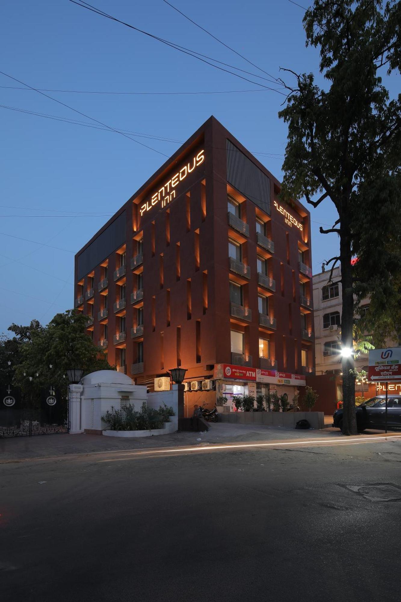 Plenteous Inn 阿穆达巴 外观 照片