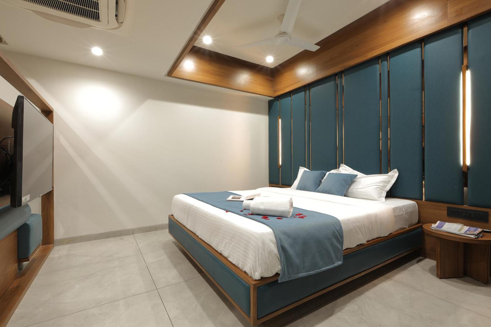 Plenteous Inn 阿穆达巴 外观 照片
