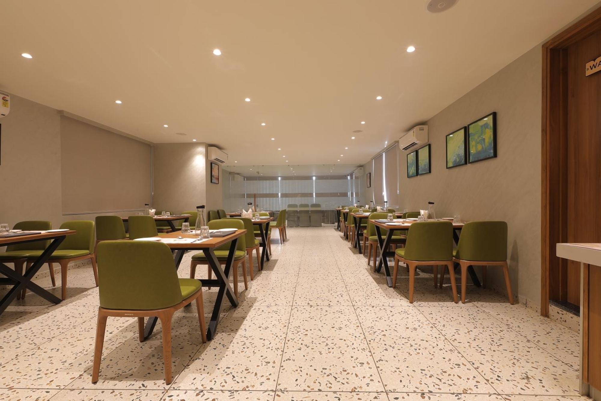Plenteous Inn 阿穆达巴 外观 照片