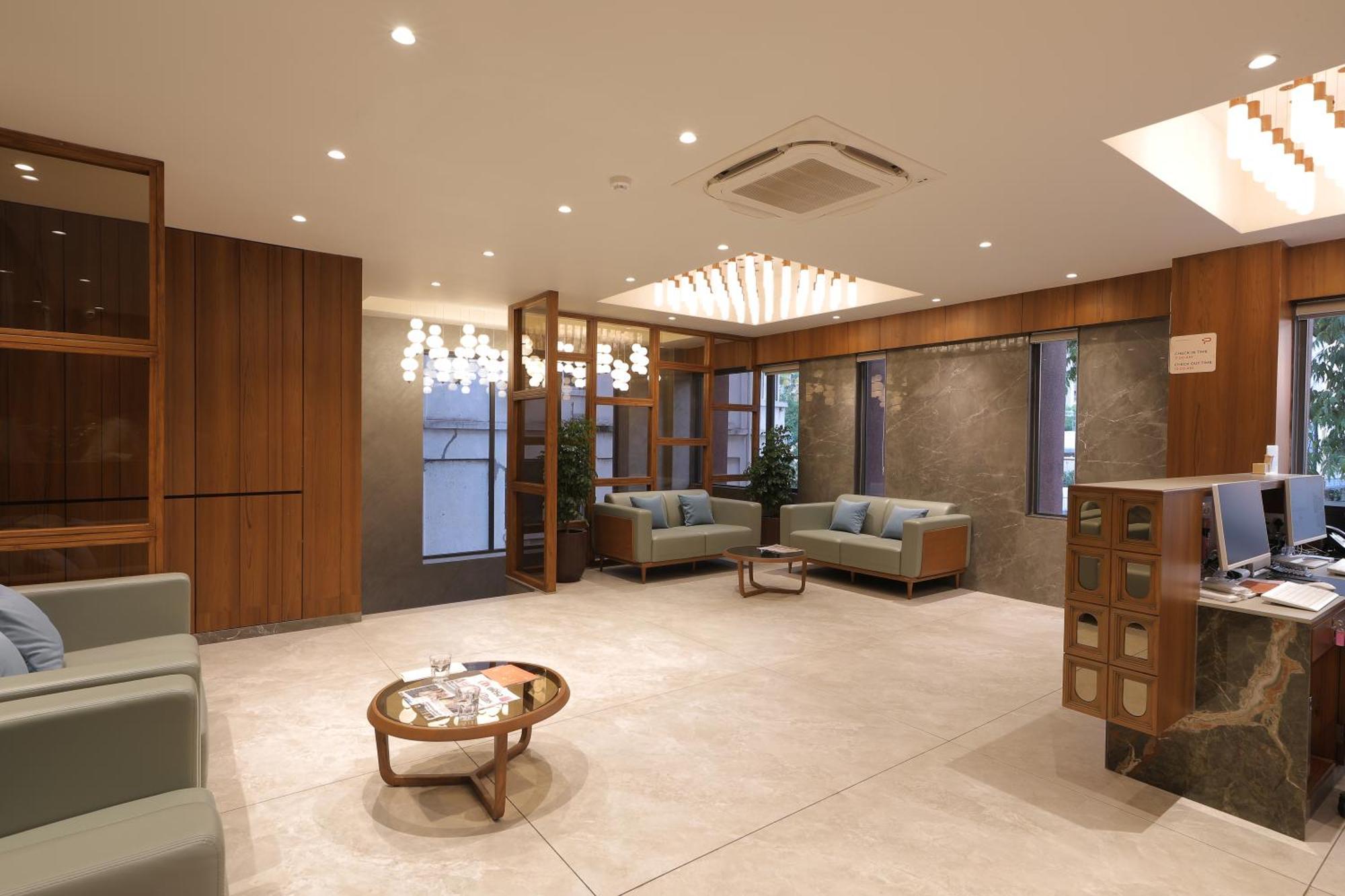Plenteous Inn 阿穆达巴 外观 照片
