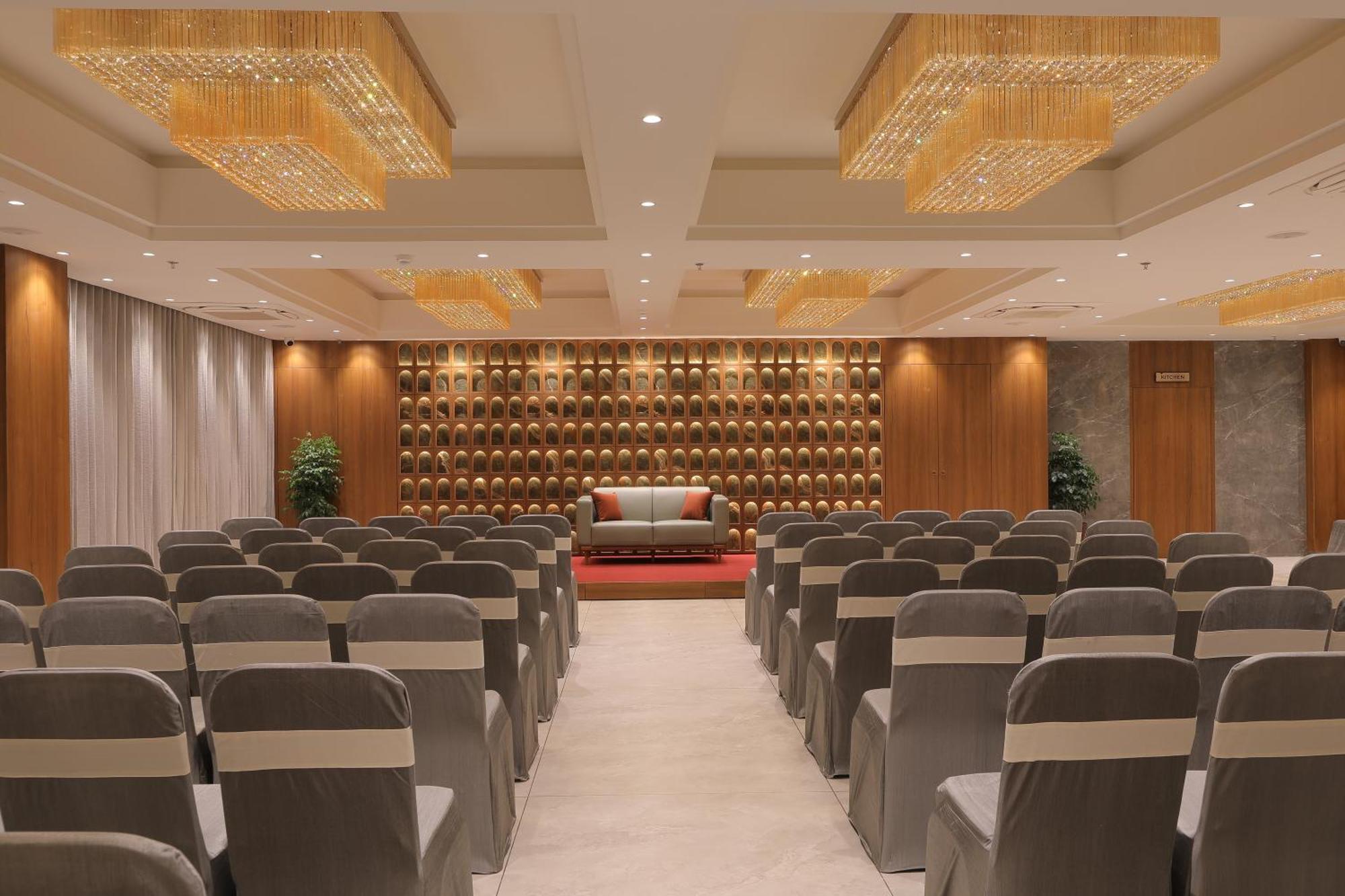 Plenteous Inn 阿穆达巴 外观 照片