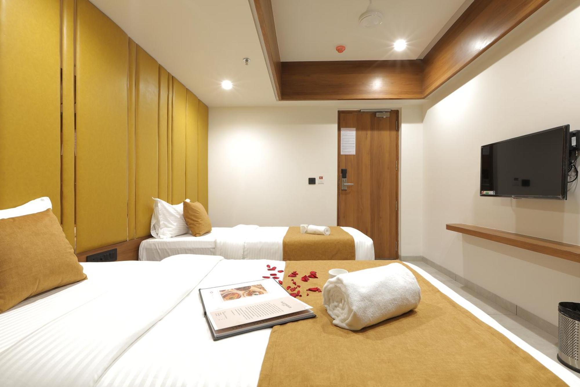 Plenteous Inn 阿穆达巴 外观 照片