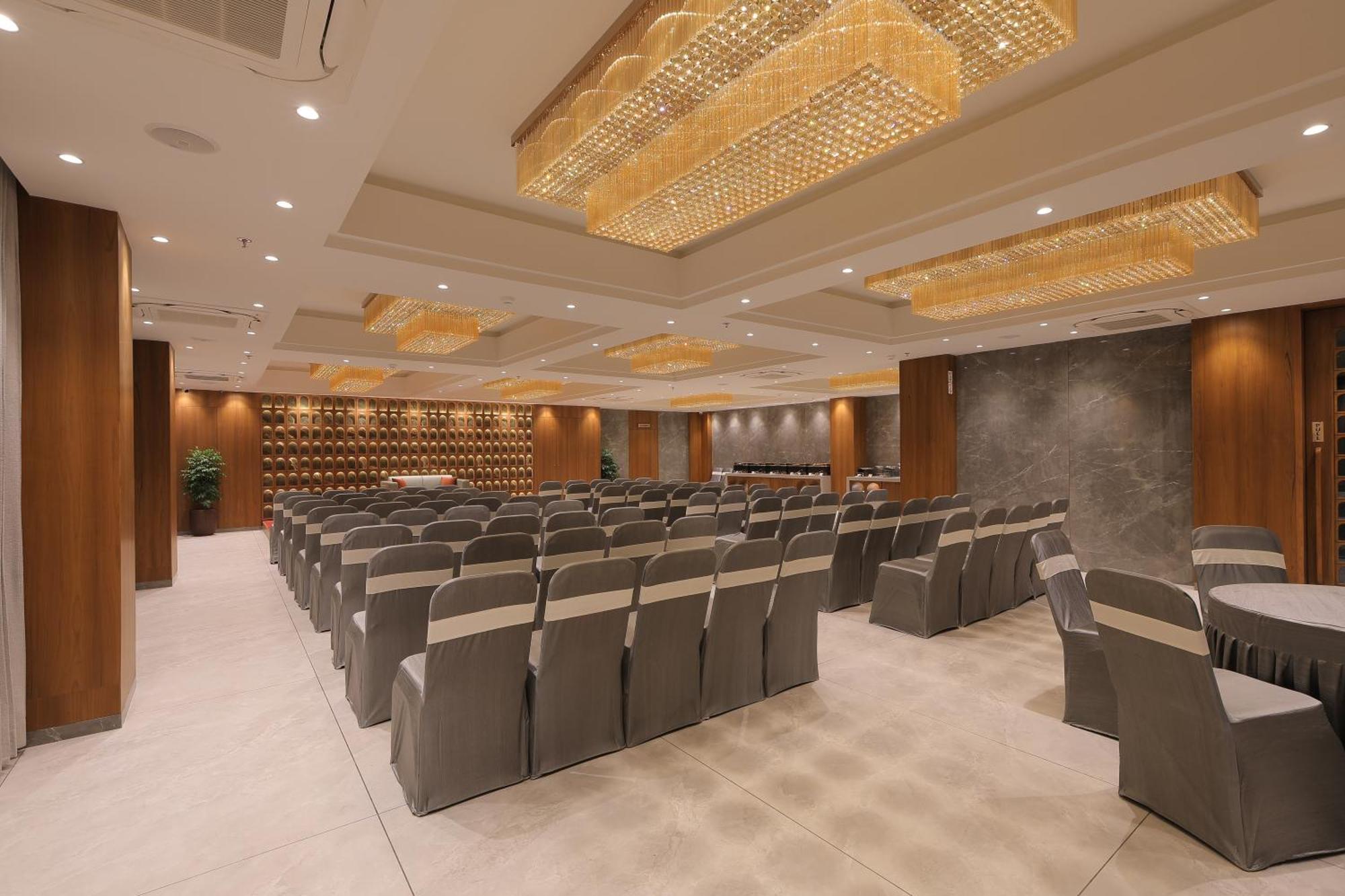 Plenteous Inn 阿穆达巴 外观 照片