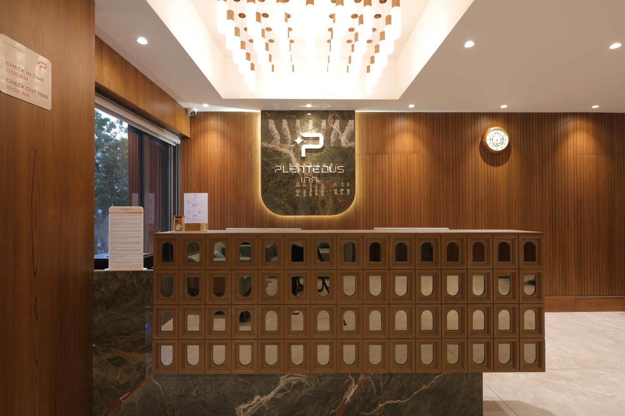 Plenteous Inn 阿穆达巴 外观 照片
