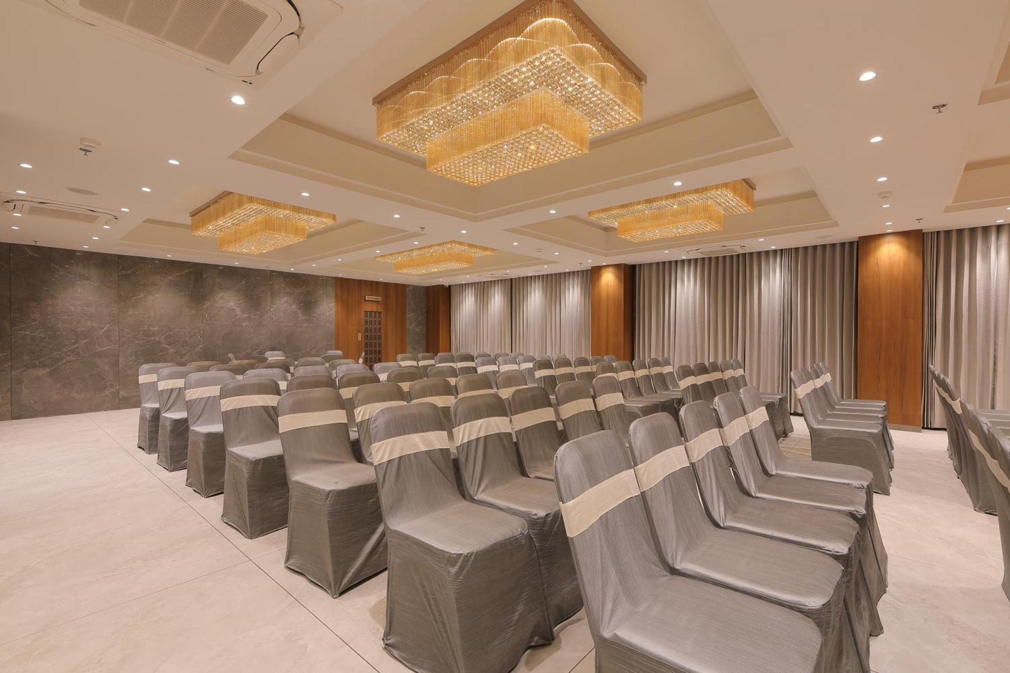 Plenteous Inn 阿穆达巴 外观 照片