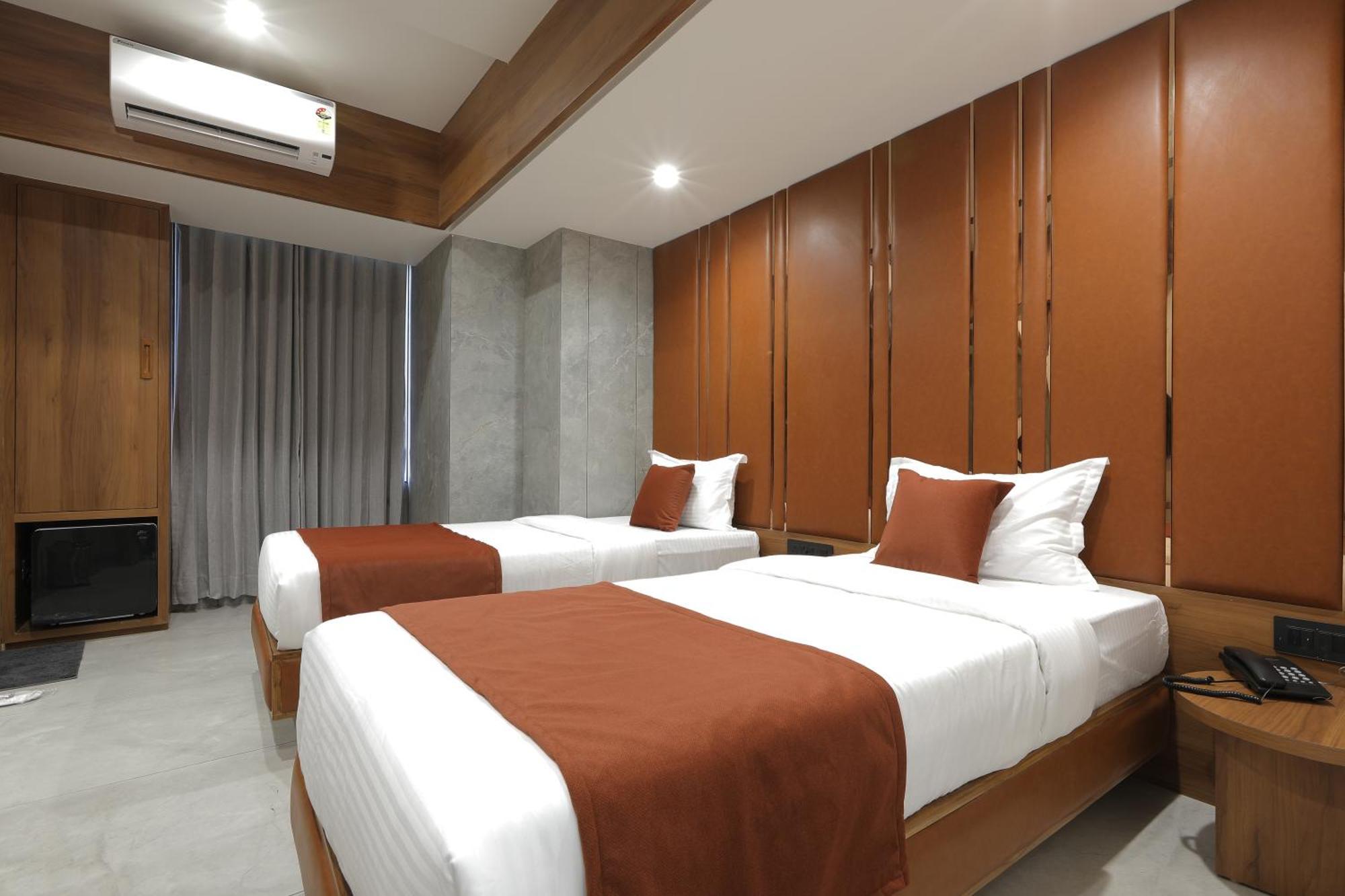 Plenteous Inn 阿穆达巴 外观 照片