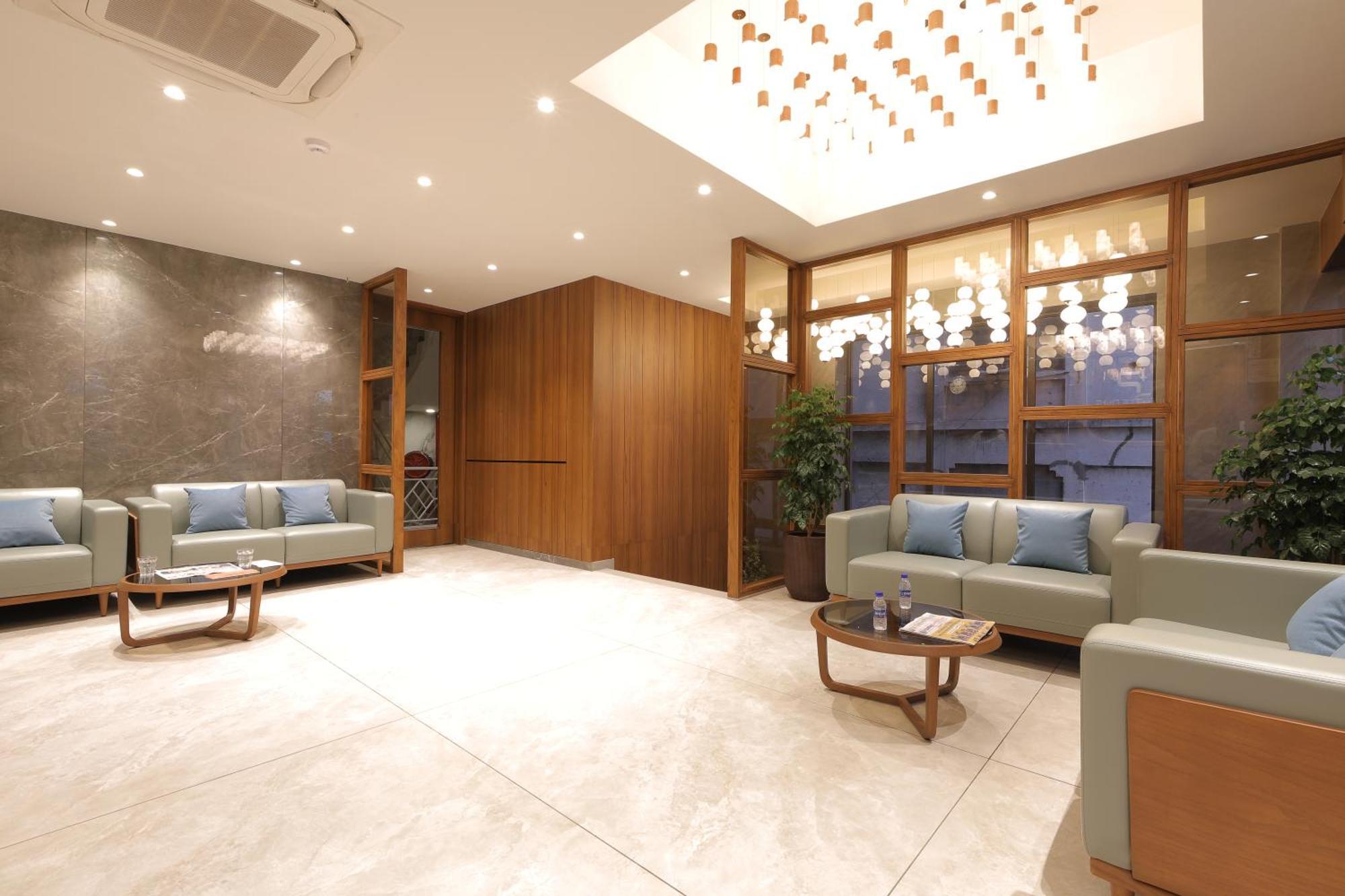 Plenteous Inn 阿穆达巴 外观 照片