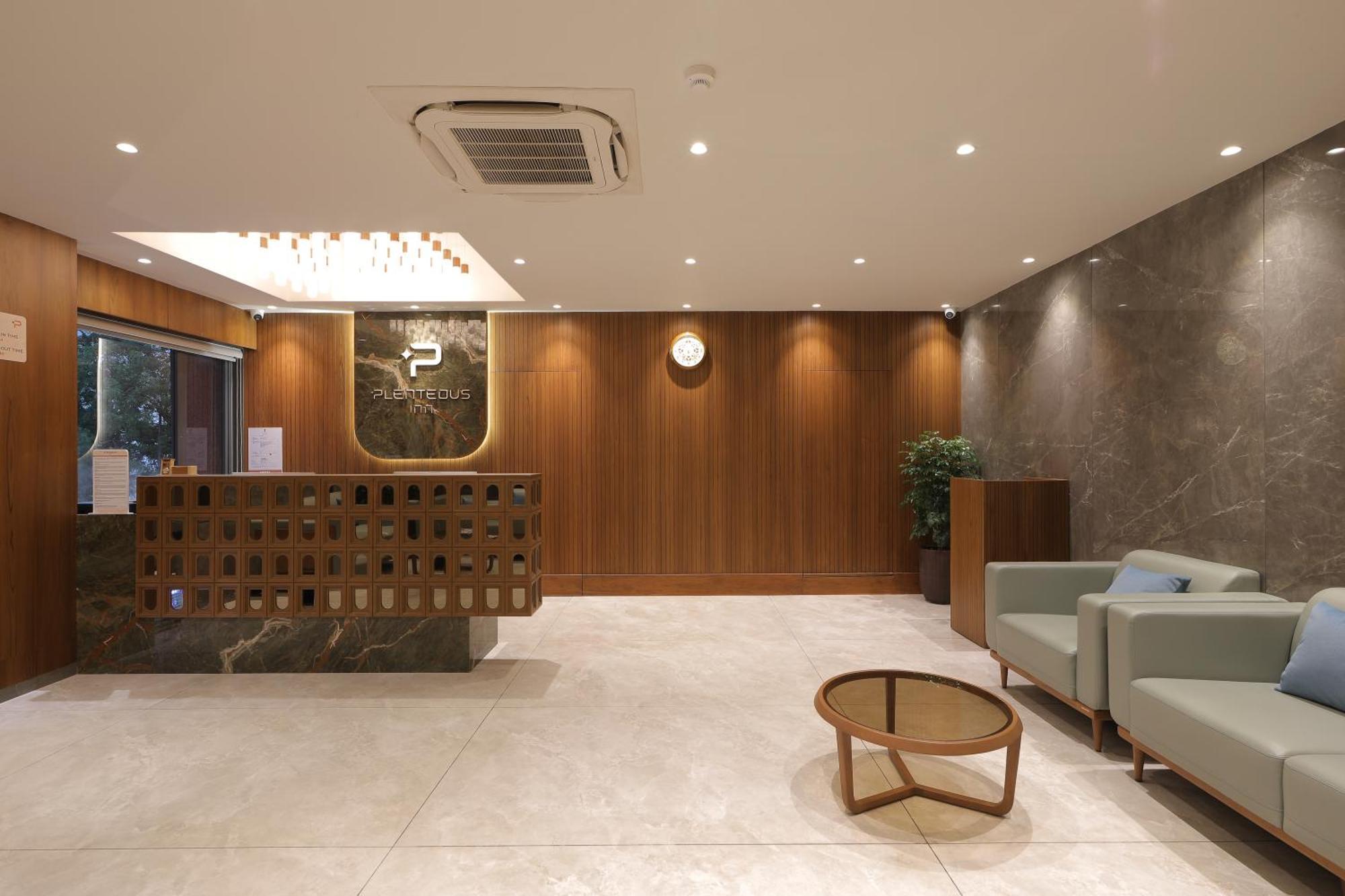 Plenteous Inn 阿穆达巴 外观 照片