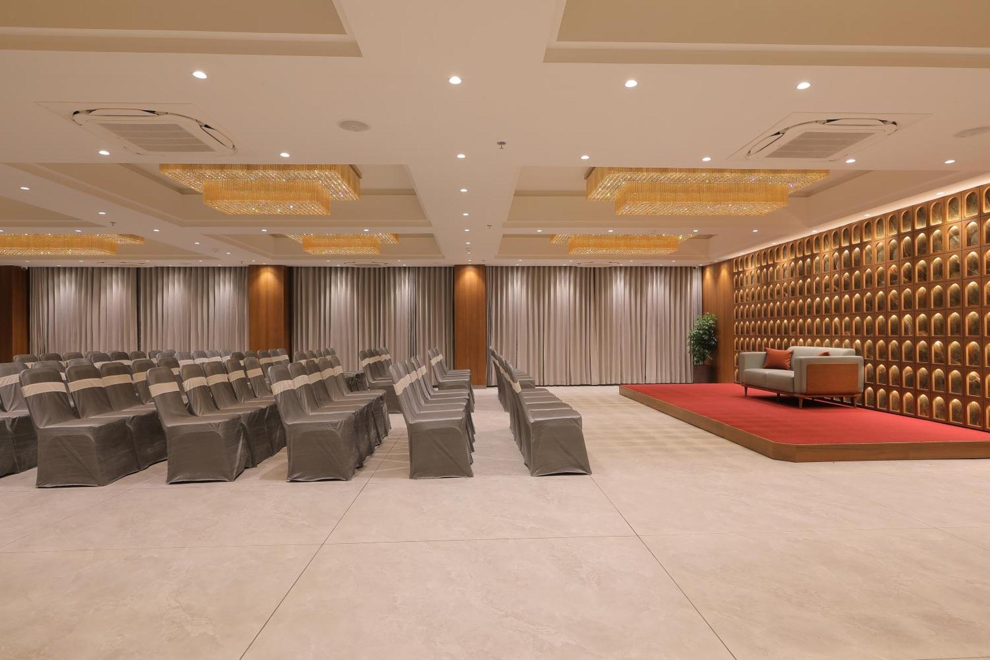 Plenteous Inn 阿穆达巴 外观 照片