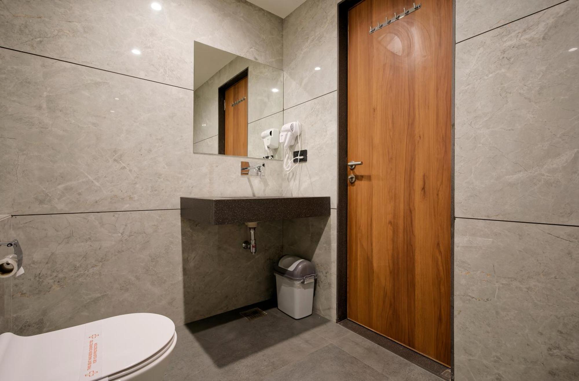 Plenteous Inn 阿穆达巴 外观 照片